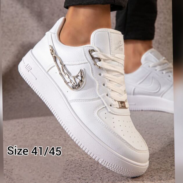 نايك إيرفورس رجالي أبيض بعلامة نايك معدن | تصميم فاخر وأناقة لا تُضاهى