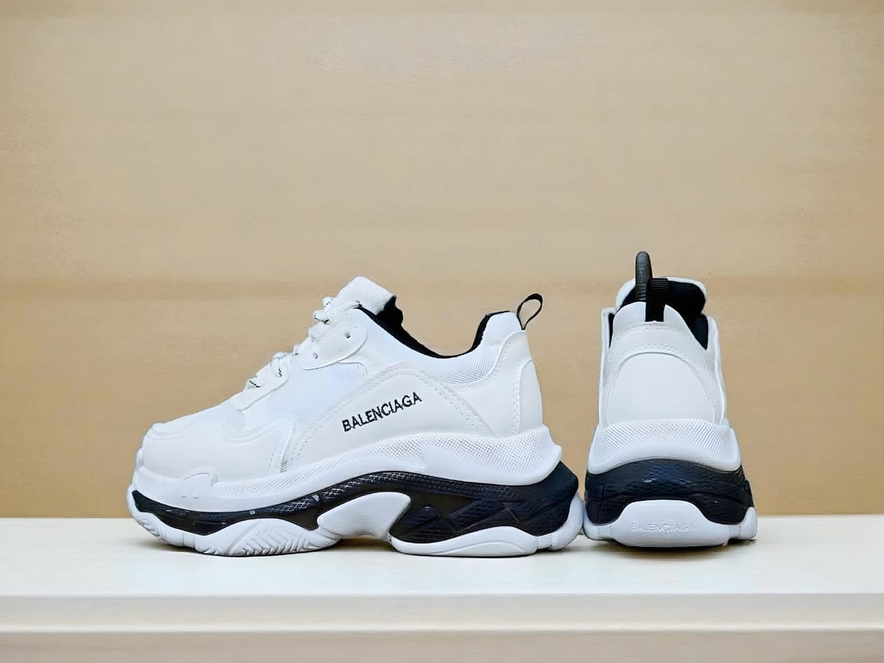 كوتش بالنسيجا تربل S حريمي 2026 - Image 2